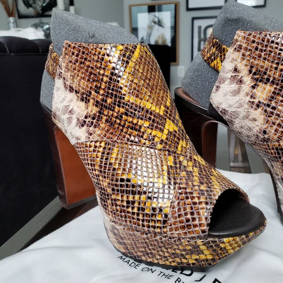 Donald Pliner Shoes - Picture 4 of 8